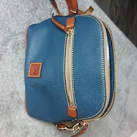Dooney and Bourke crossbody small - Picture 1 of 6